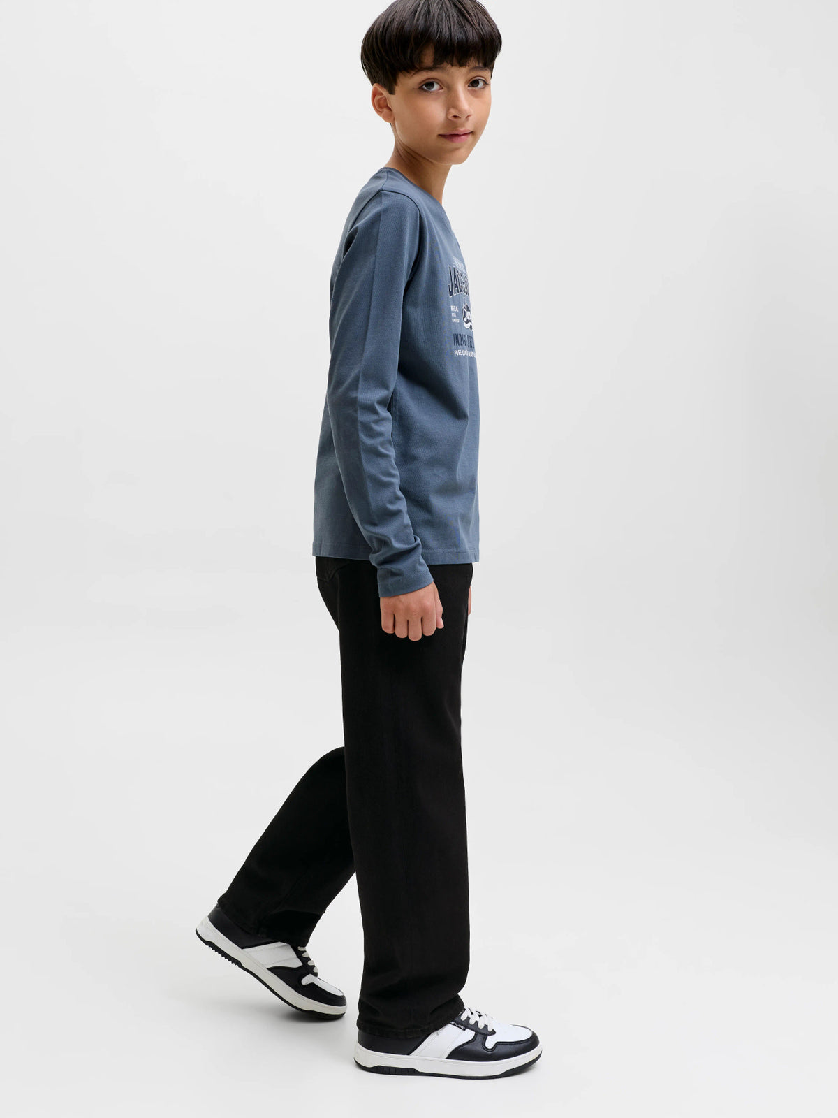Chris Original svarta relaxed fit jeans från Jack & Jones Junior med hög midja och femficksmodell.