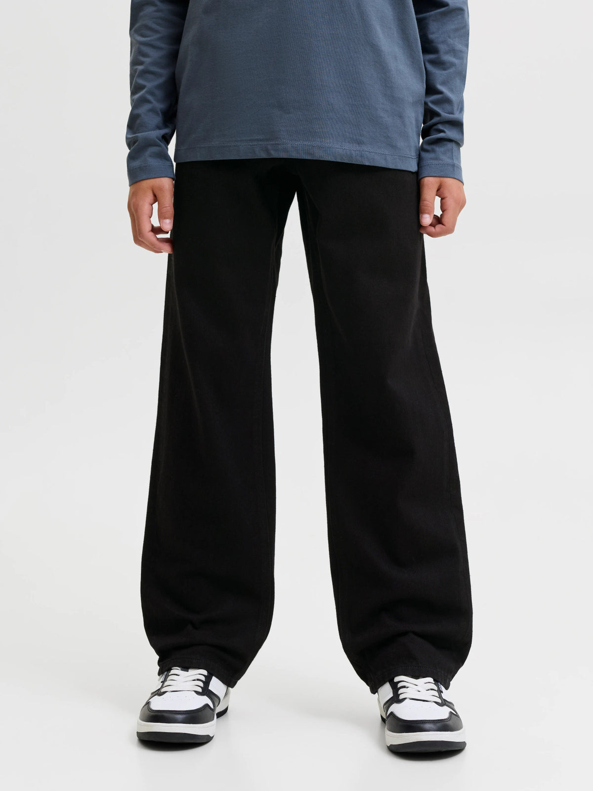 Chris Original svarta relaxed fit jeans från Jack & Jones Junior med hög midja och femficksmodell.