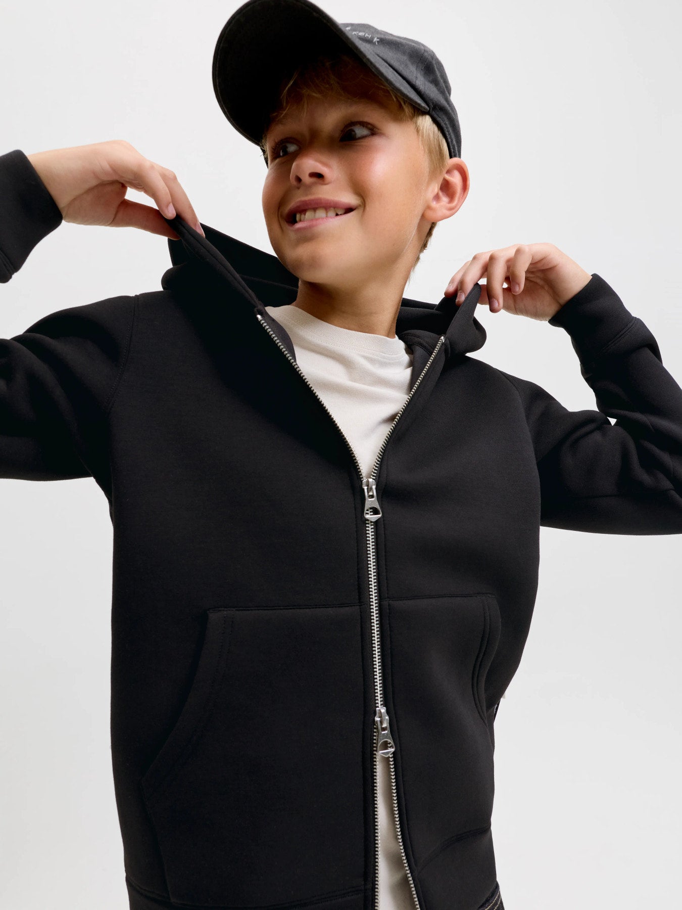 Jack & Jones Junior svart hoodie med dragkedja för ungdom kille.