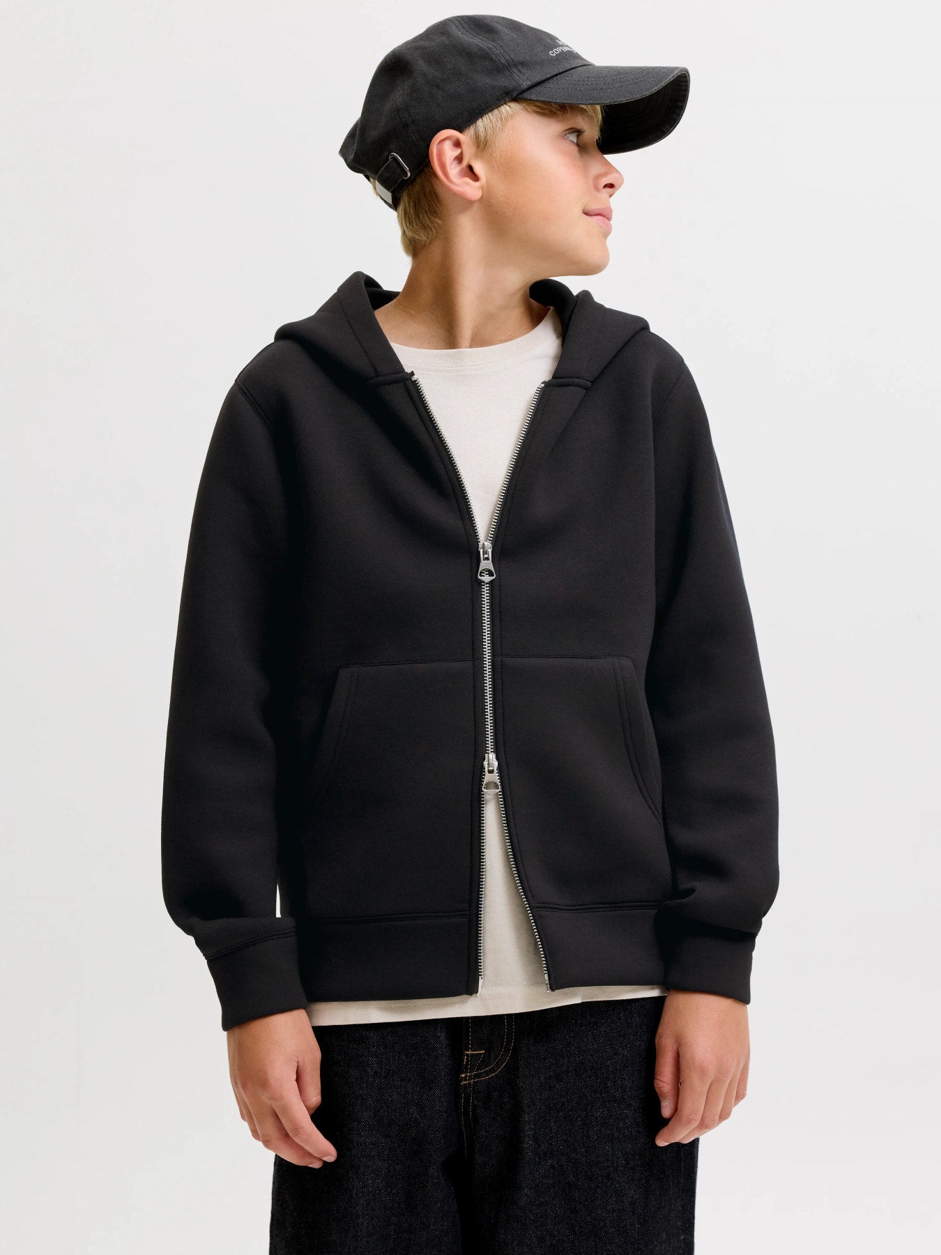Jack & Jones Junior svart hoodie med dragkedja för ungdom kille.