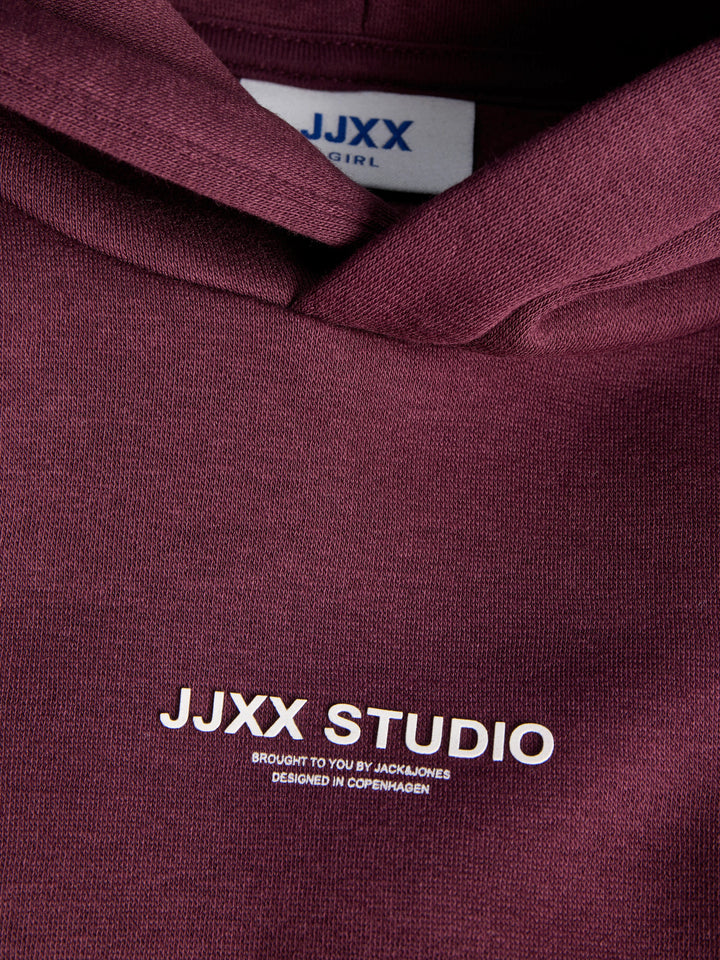 JJXX vinröd oversized hoodie för ungdomstjej med huva, känguruficka och mjuk sweatkvalitet