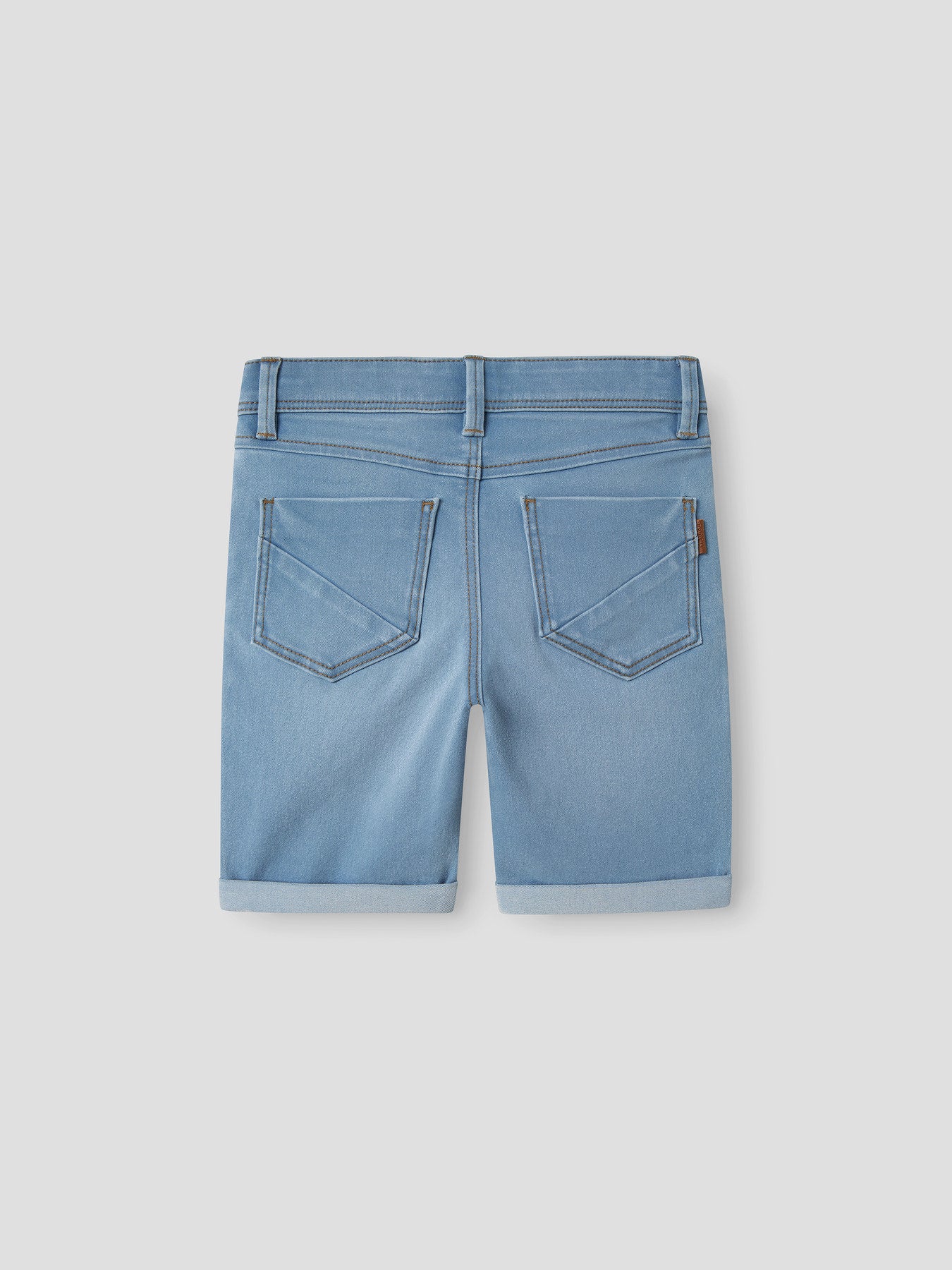 Snygg ljus blå smal jeans shorts till pojke. Jeansshorts med skön stretch till kille från Name it.
NKMSILAS SLIM DNM L SHORTS 2272-TX NOOS
13150022