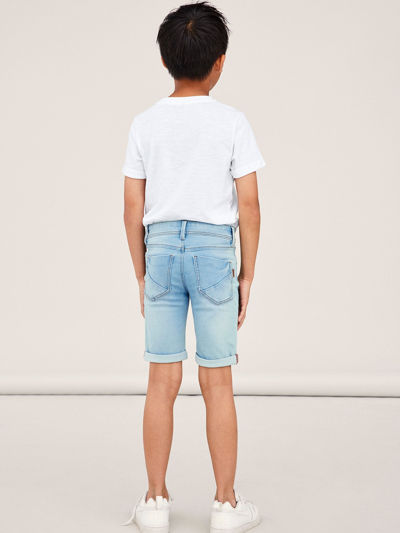 Snygg ljus blå smal jeans shorts till pojke. Jeansshorts med skön stretch till kille från Name it.
NKMSILAS SLIM DNM L SHORTS 2272-TX NOOS
13150022