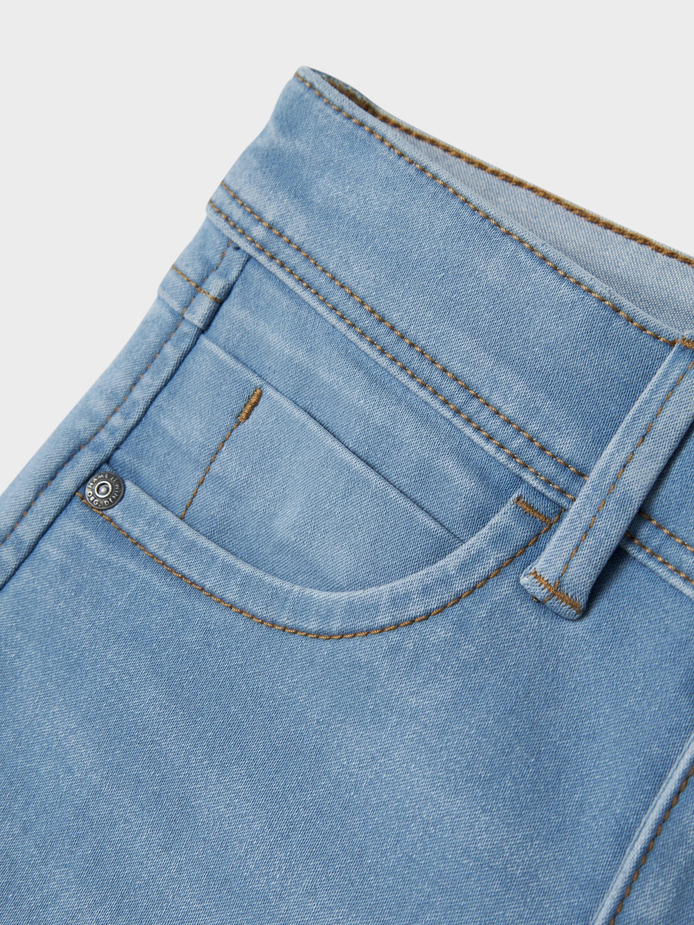 Snygg ljus blå smal jeans shorts till pojke. Jeansshorts med skön stretch till kille från Name it.
NKMSILAS SLIM DNM L SHORTS 2272-TX NOOS
13150022