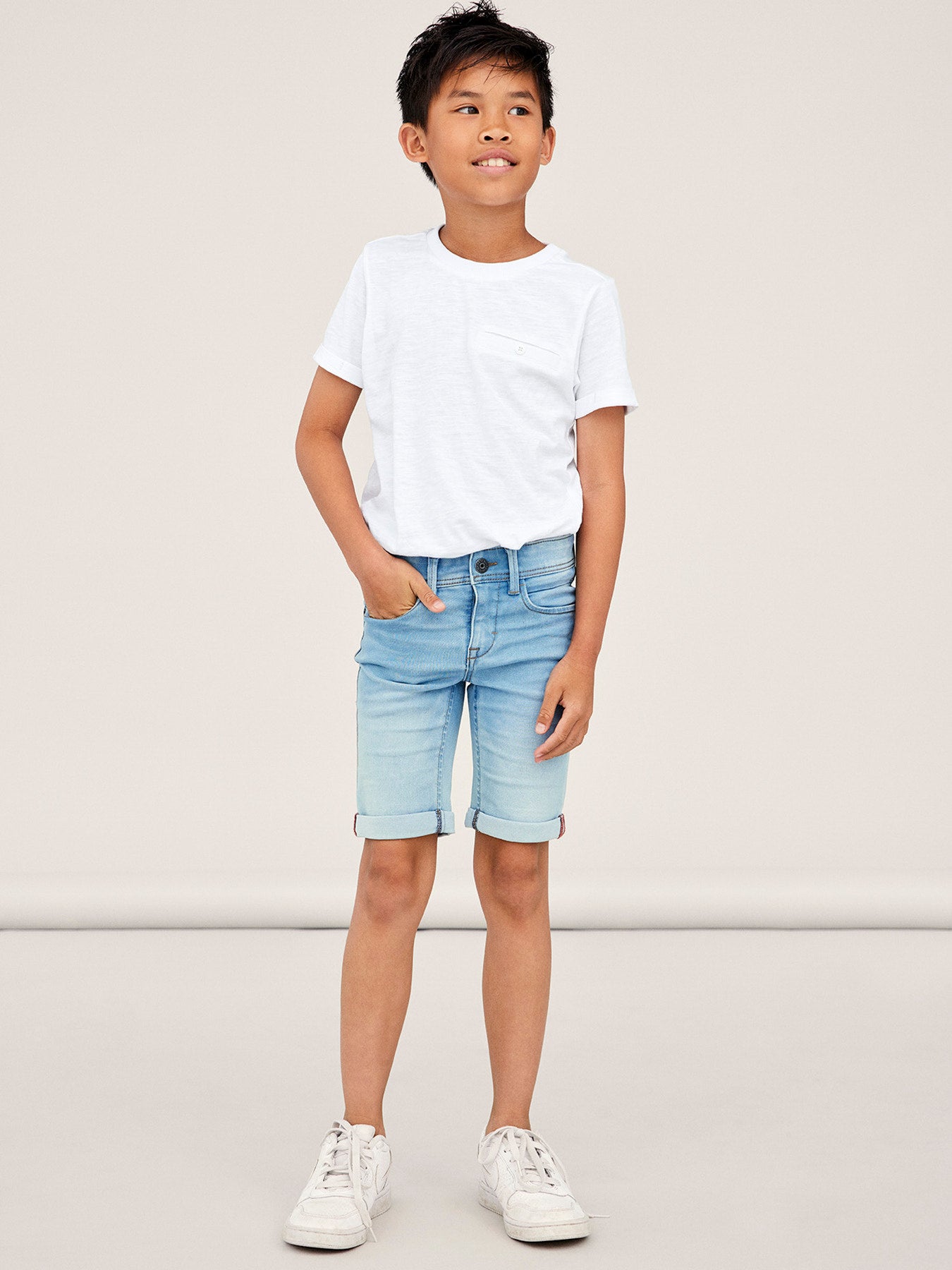 Snygg ljus blå smal jeans shorts till pojke. Jeansshorts med skön stretch till kille från Name it.
NKMSILAS SLIM DNM L SHORTS 2272-TX NOOS
13150022