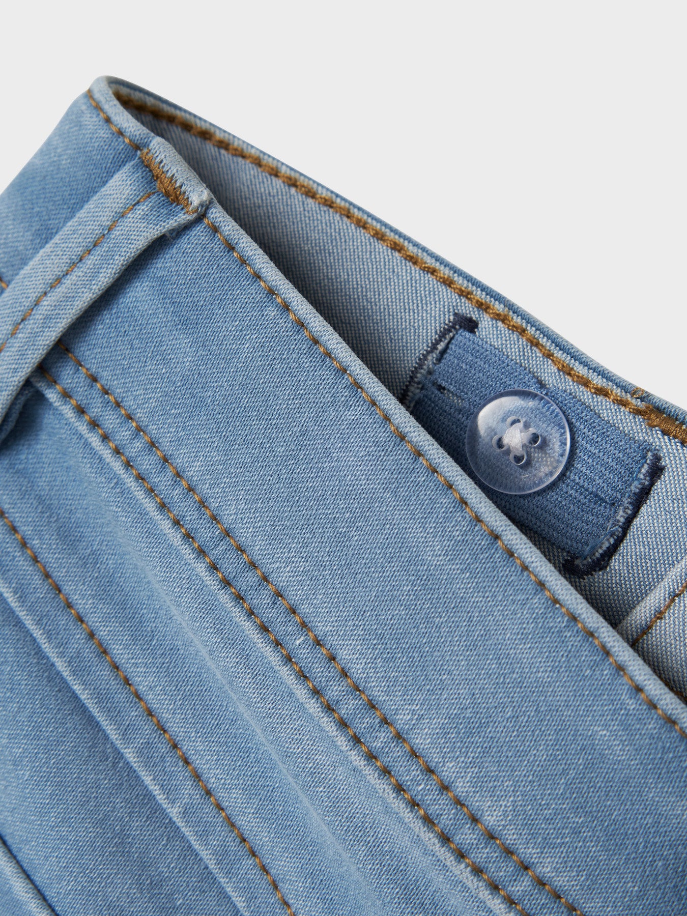 Snygg ljus blå smal jeans shorts till pojke. Jeansshorts med skön stretch till kille från Name it.
NKMSILAS SLIM DNM L SHORTS 2272-TX NOOS
13150022
