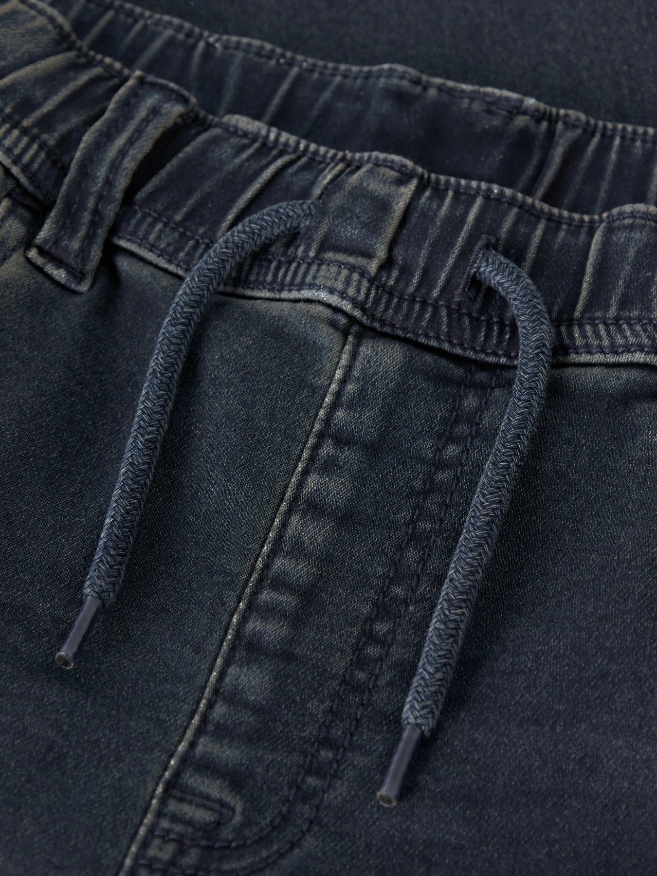 Name It mörkblå slim sweatjeans för pojke med reglerbar resår i midjan och mjuk stretchig denimkvalitet