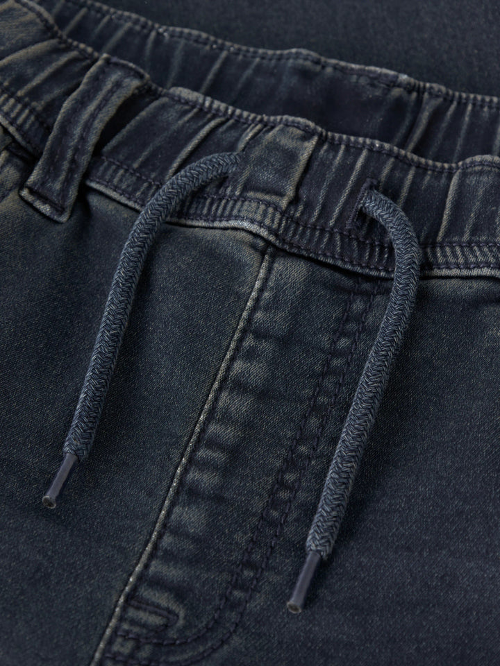 Name It mörkblå slim sweatjeans för pojke med reglerbar resår i midjan och mjuk stretchig denimkvalitet