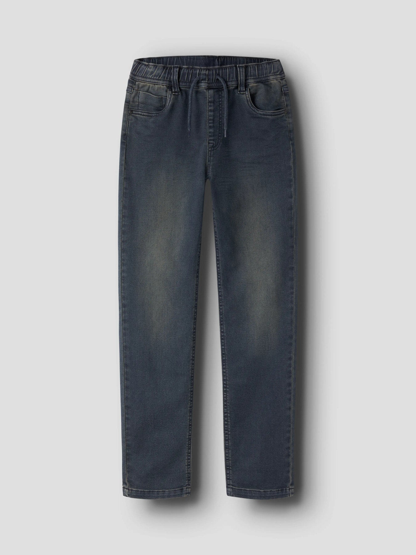 Name It mörkblå slim sweatjeans för pojke med reglerbar resår i midjan och mjuk stretchig denimkvalitet