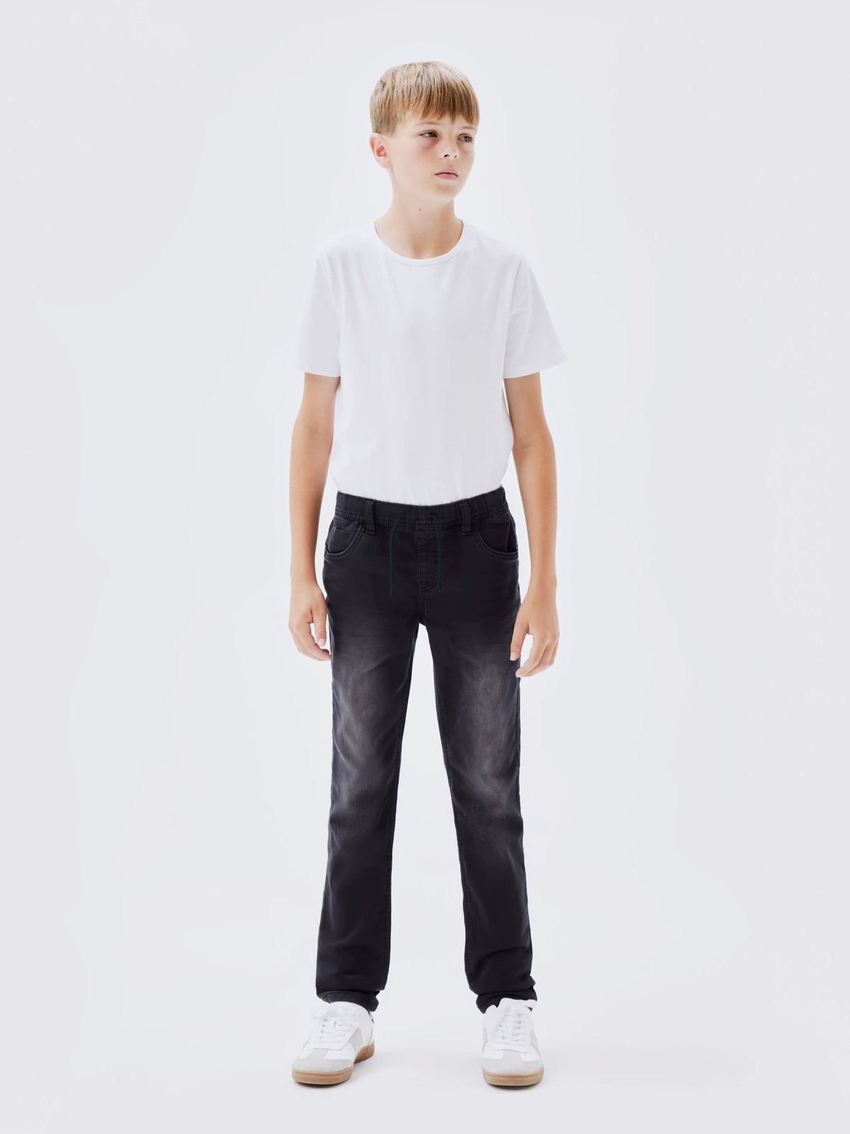 Name It Ryan svarta slim fit joggerjeans pojke kids Black Denim med elastisk midja och dragsko
