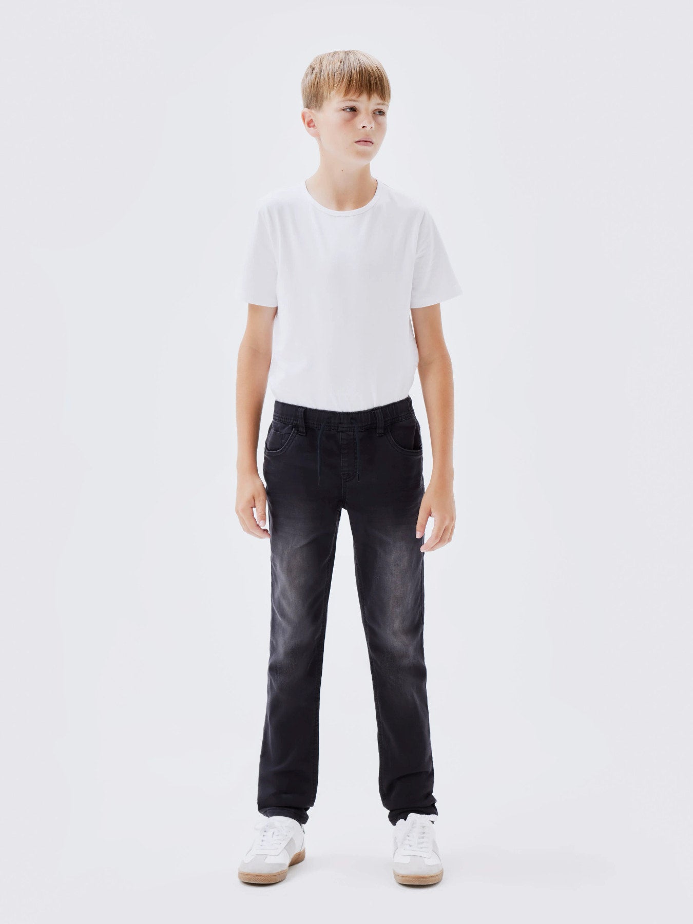 Name It Ryan svarta slim fit joggerjeans pojke kids Black Denim med elastisk midja och dragsko
