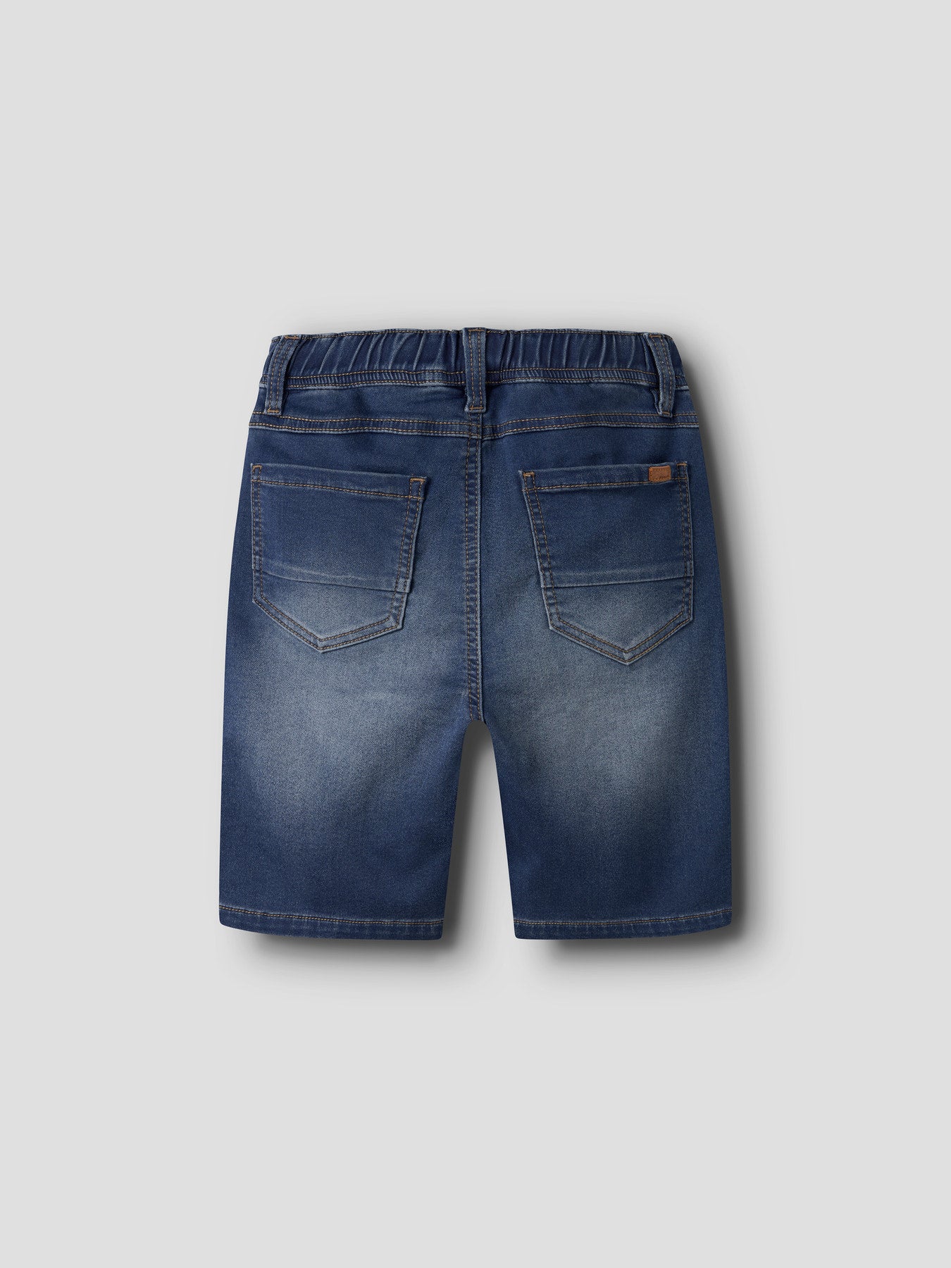 Blå mjuk långa jeans shorts till pojke. Jeansshorts mjukis sweat modell med snören till pojkar, killar från Name it.
NKMRYAN JOGGER DNM L SHORTS 6300-TH NOOS
13197241