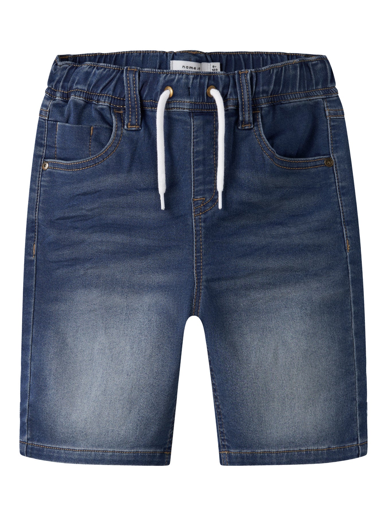 Blå mjuk långa jeans shorts till pojke. Jeansshorts mjukis sweat modell med snören till pojkar, killar från Name it.
NKMRYAN JOGGER DNM L SHORTS 6300-TH NOOS
13197241