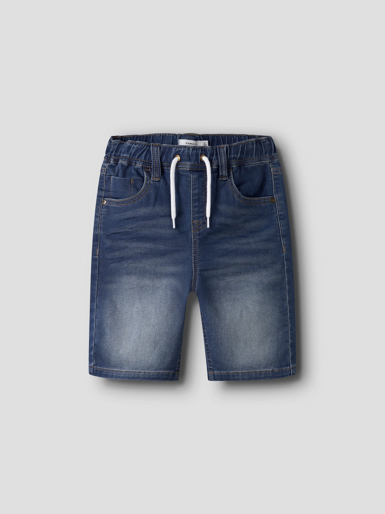 Blå mjuk långa jeans shorts till pojke. Jeansshorts mjukis sweat modell med snören till pojkar, killar från Name it.
NKMRYAN JOGGER DNM L SHORTS 6300-TH NOOS
13197241