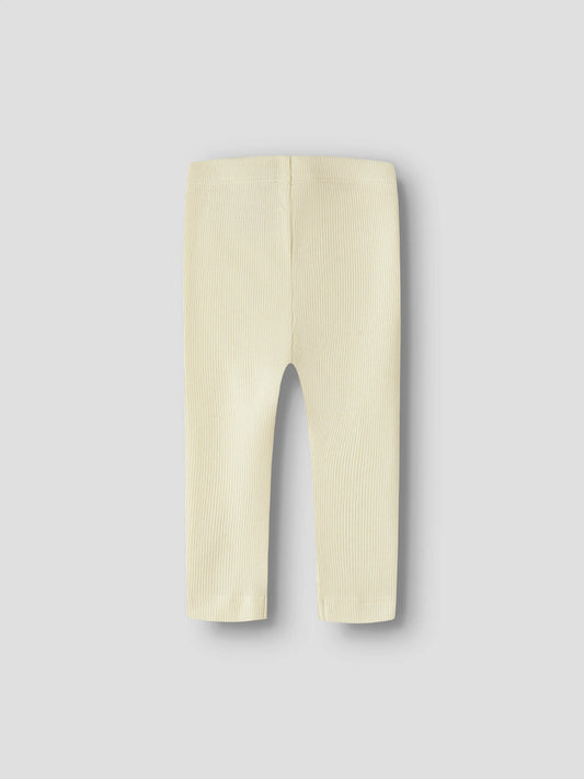 Ljus gul baby leggings i ekologisk bomull. Bebis byxor till flicka i mjuk ribbad kvalitet.
13198040
NBNKAB LEGGING NOOS