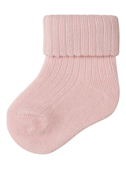 Ljus rosa baby strumpor till flicka. Bebis strumpor till nyfödd baby flicka från Name it.
NBFNOBBA SOCK
13207439