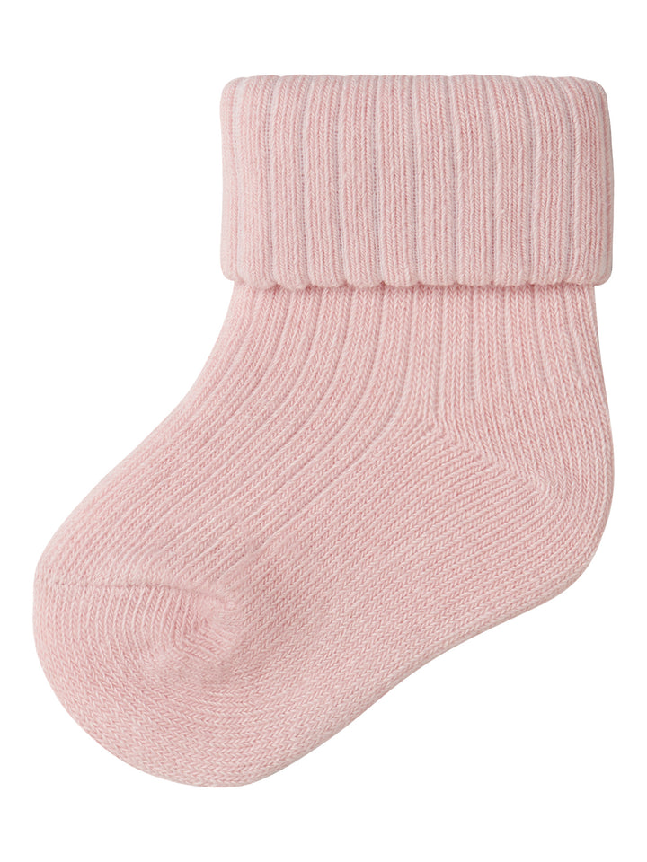 Ljus rosa baby strumpor till flicka. Bebis strumpor till nyfödd baby flicka från Name it.
NBFNOBBA SOCK
13207439