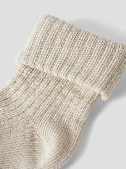Ljus beige vita baby strumpor till flicka. Bebis strumpor till nyfödd baby flicka från Name it.
NBFNOBBA SOCK
13207439