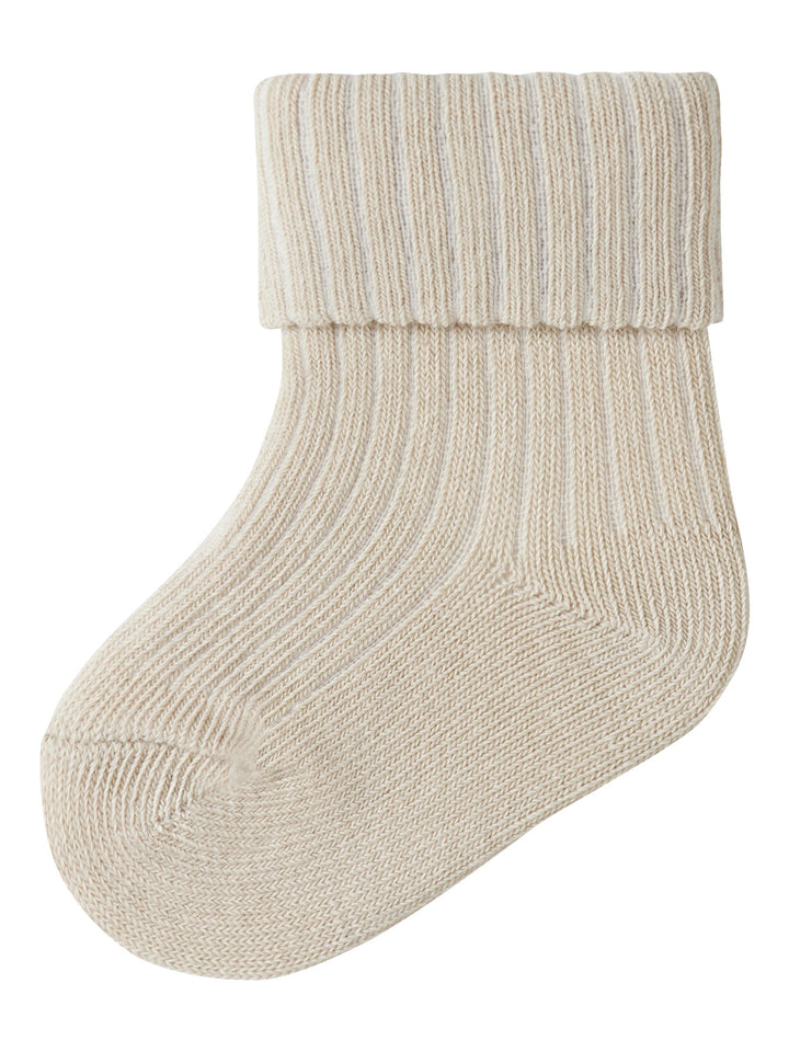 Ljus beige vita baby strumpor till flicka. Bebis strumpor till nyfödd baby flicka från Name it.
NBFNOBBA SOCK
13207439