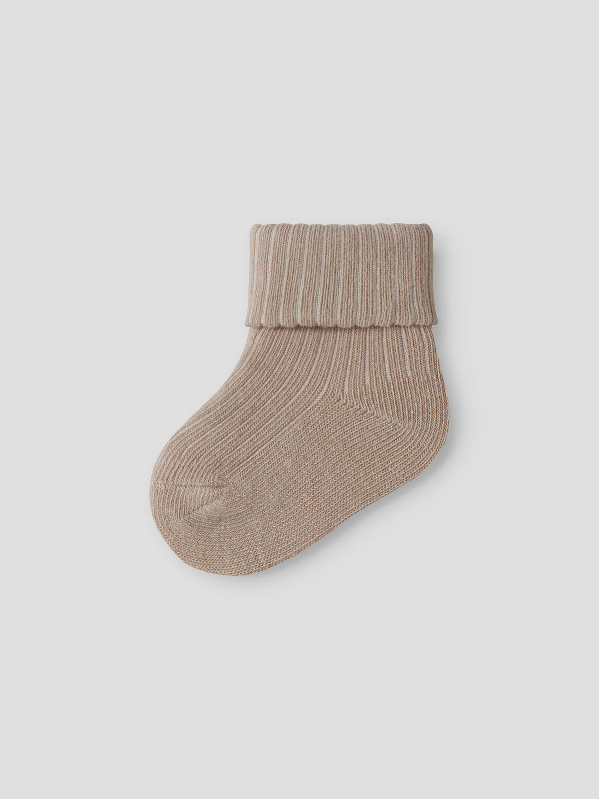 Nobbu ribbstickade babystrumpor till pojke i beige från Name It