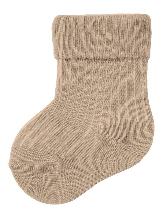 Name It Nobbu babystrumpor för baby pojke i färgen Sesame – ribbstickade bomullsstrumpor, style 13207468