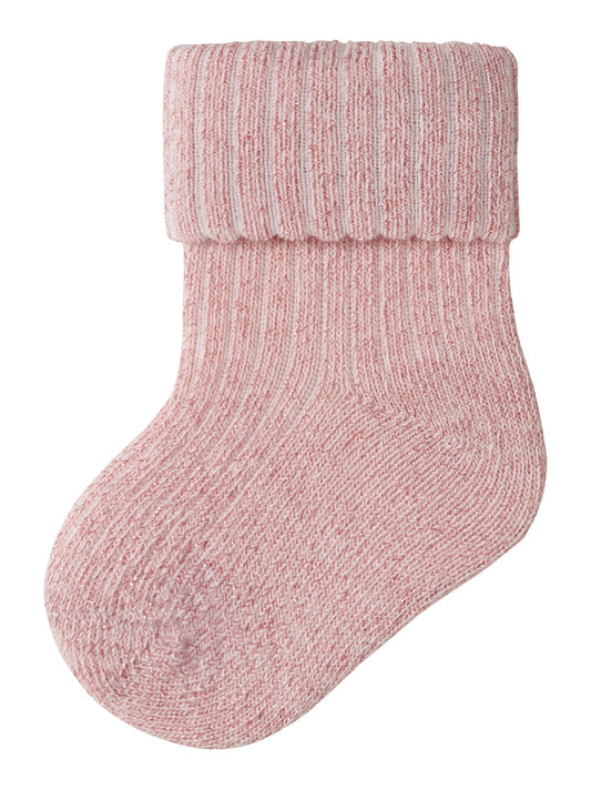 Name It Nobba ribbstickade rosa babystrumpor med glitterdetaljer för baby flicka.