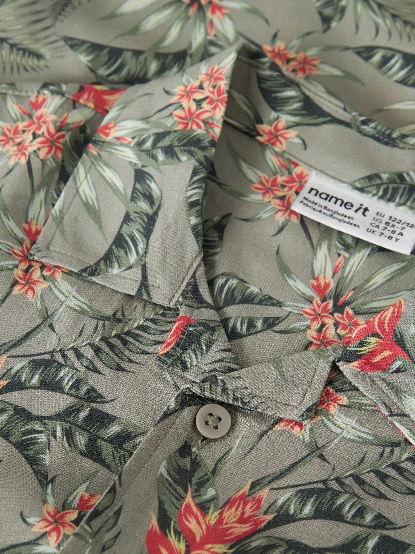 Grön blommig kortärmad skjorta till pojke. Skön sommar skjorta till barn och ungdom kille från Name it.
NKMFERANE SS SHIRT BOX
13214159