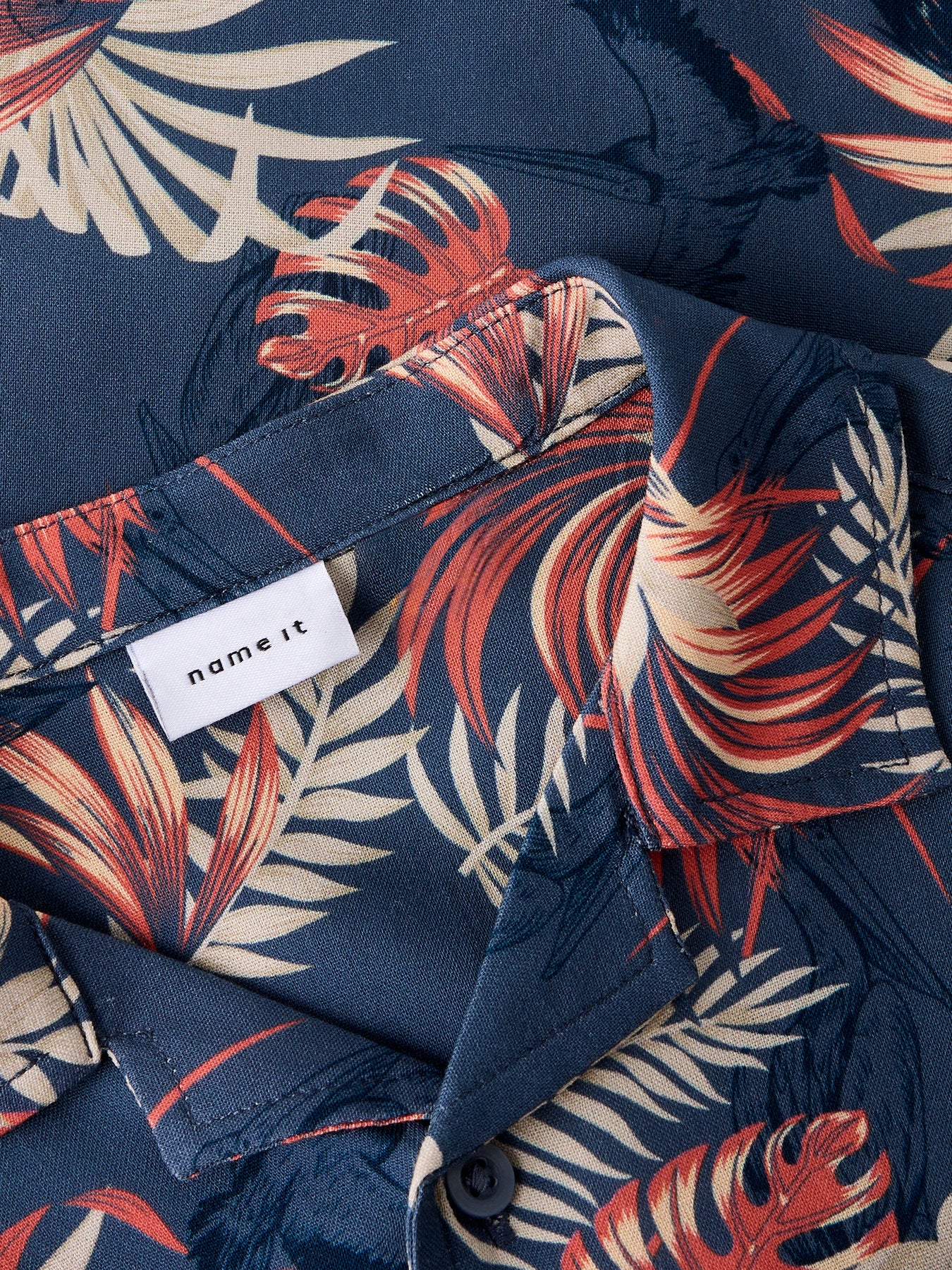 Blå och röd hawaii mönstrad kortärmad skjorta till pojke. Sommar hawaiiskjorta från Name it.
NMMFERANE SS SHIRT BOX
13214167