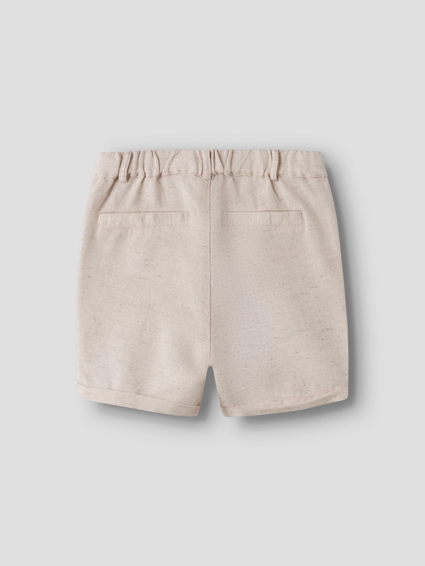 Ljus beige linneshorts till pojke. Sköna sommar shorts i lin till pojke från Name it.
NMMFAHER SHORTS
13214173