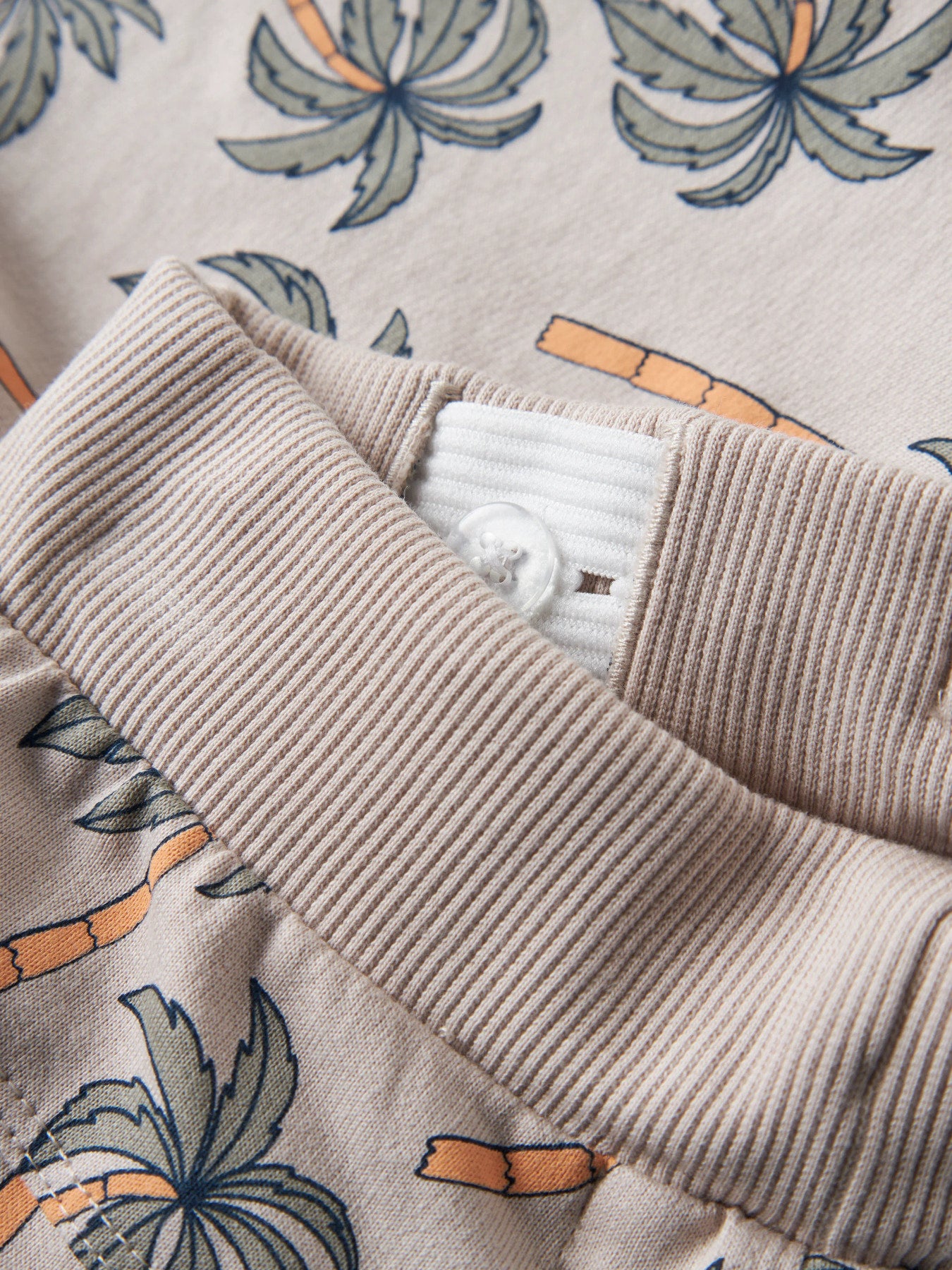 Beige mönstrad short med palmer till pojke. Sommar short till liten kille från Name it.
NMMVERMO AOP LONG SWE SHORTS UNB F NOOS
13215007