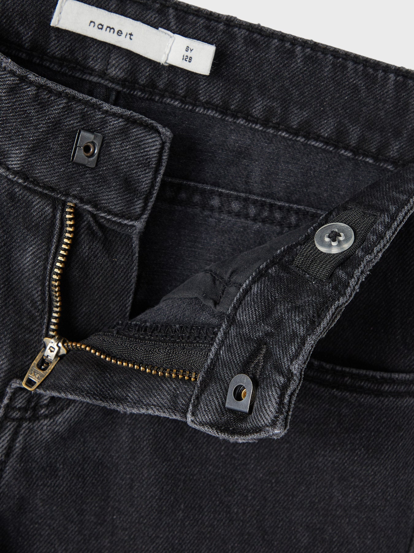 Svarta jeans med strass stenar till flicka. Glitter jeans i tvättad look, raka regular jeans till tjej från Name it i ekologisk bomull.
NKFROSE STRAIGH RHINE JEANS 3366-BE NOOS
13218358