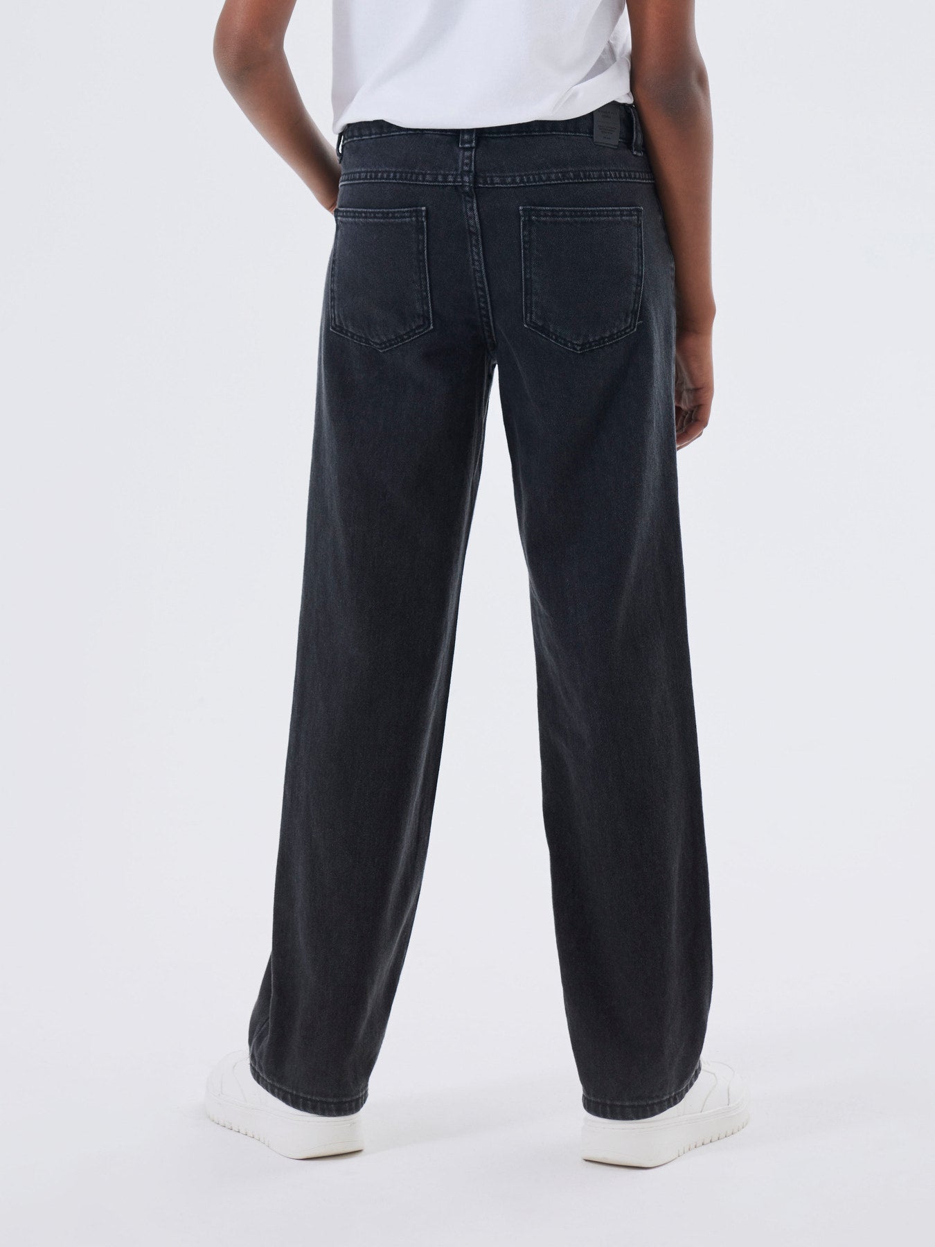 Svarta jeans med strass stenar till flicka. Glitter jeans i tvättad look, raka regular jeans till tjej från Name it i ekologisk bomull.
NKFROSE STRAIGH RHINE JEANS 3366-BE NOOS
13218358