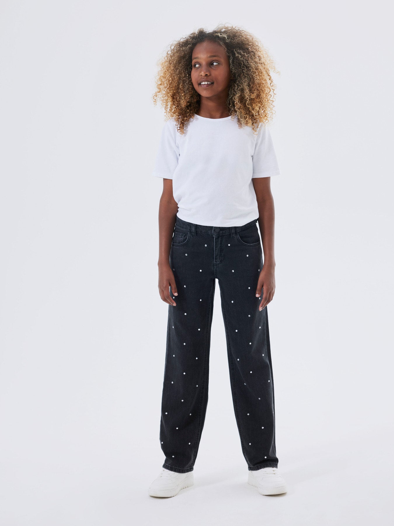 Svarta jeans med strass stenar till flicka. Glitter jeans i tvättad look, raka regular jeans till tjej från Name it i ekologisk bomull.
NKFROSE STRAIGH RHINE JEANS 3366-BE NOOS
13218358