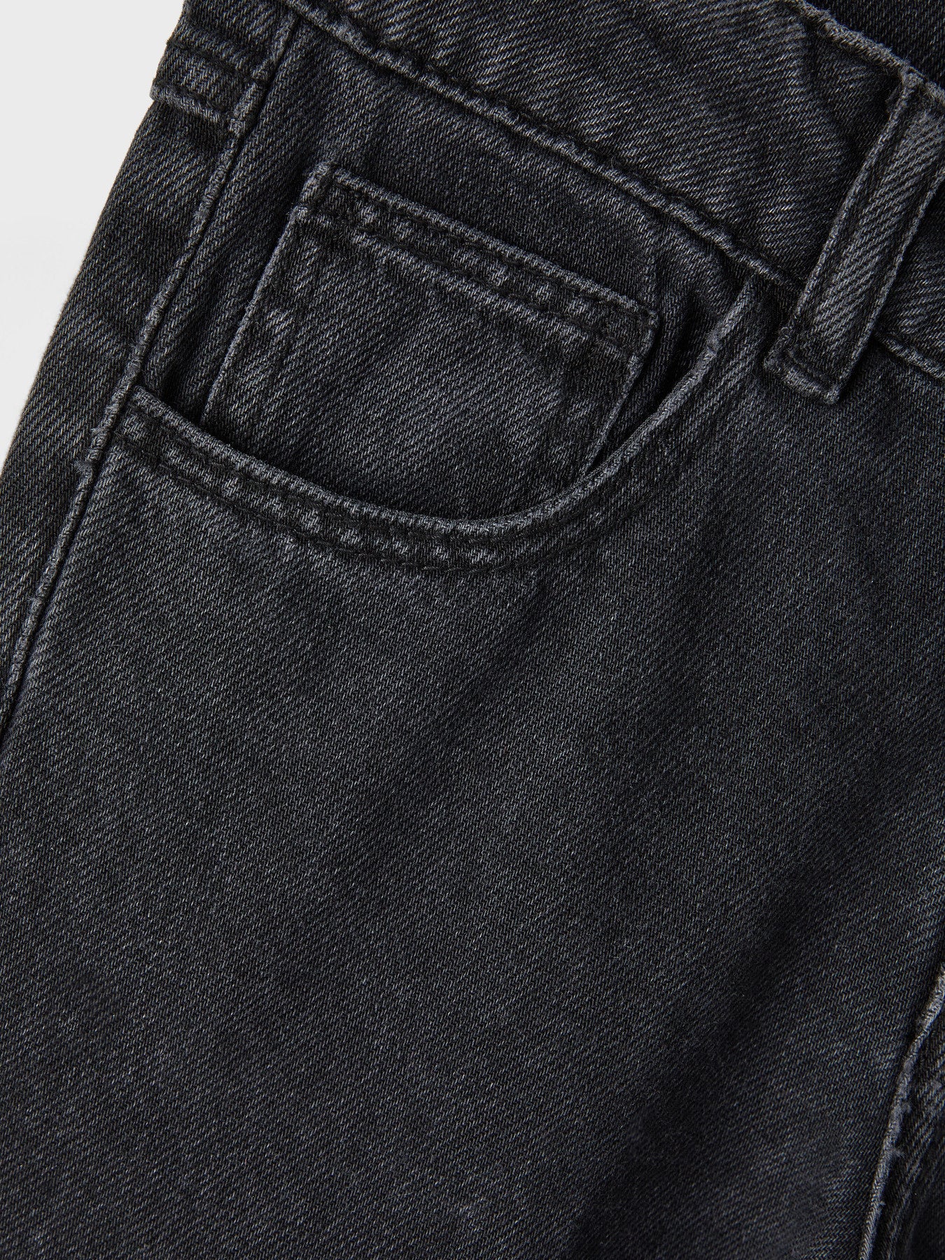 Svarta jeans med strass stenar till flicka. Glitter jeans i tvättad look, raka regular jeans till tjej från Name it i ekologisk bomull.
NKFROSE STRAIGH RHINE JEANS 3366-BE NOOS
13218358