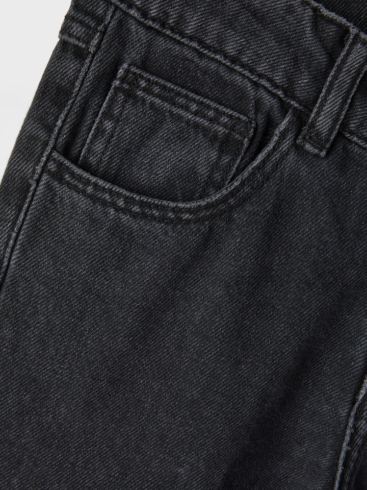Svarta jeans med strass stenar till flicka. Glitter jeans i tvättad look, raka regular jeans till tjej från Name it i ekologisk bomull.
NKFROSE STRAIGH RHINE JEANS 3366-BE NOOS
13218358