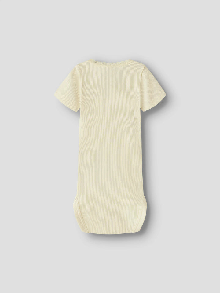 Ljus gul kortärmad body till bebis flicka. Baby body i ekologisk bomull från Name it.
NBFKAB SS BODY NOOS
13218873