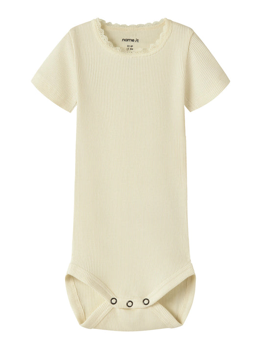 Ljus gul kortärmad body till bebis flicka. Baby body i ekologisk bomull från Name it.
NBFKAB SS BODY NOOS
13218873