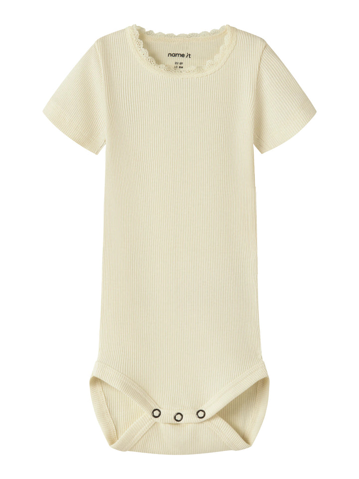 Ljus gul kortärmad body till bebis flicka. Baby body i ekologisk bomull från Name it.
NBFKAB SS BODY NOOS
13218873
