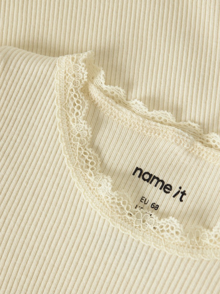 Ljus gul kortärmad body till bebis flicka. Baby body i ekologisk bomull från Name it.
NBFKAB SS BODY NOOS
13218873