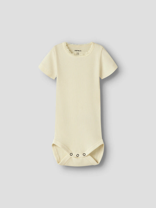 Ljus gul kortärmad body till bebis flicka. Baby body i ekologisk bomull från Name it.
NBFKAB SS BODY NOOS
13218873