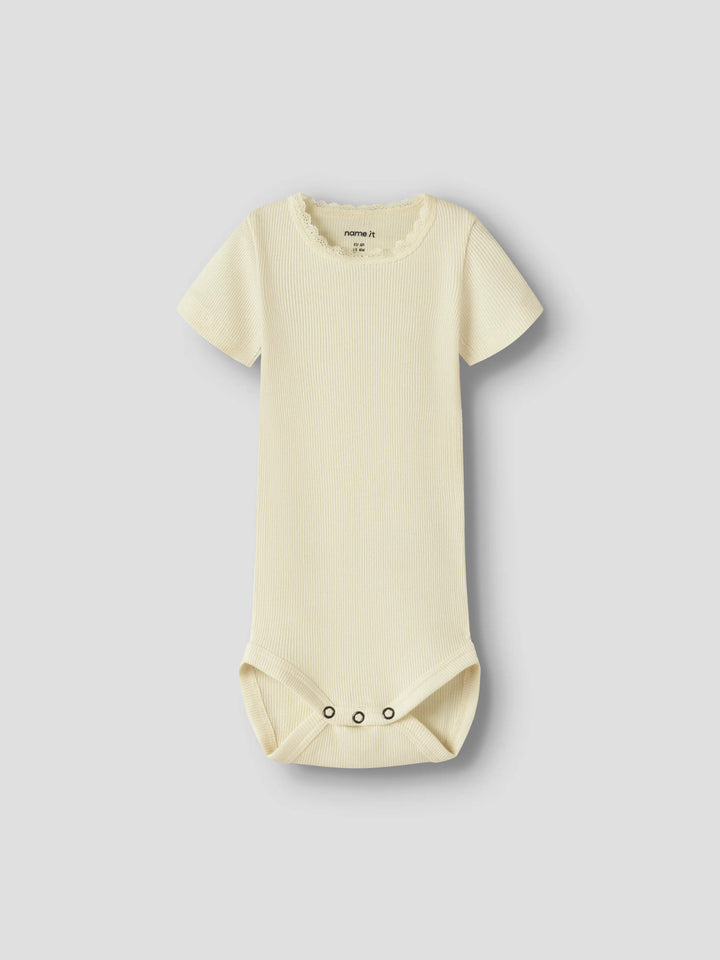 Ljus gul kortärmad body till bebis flicka. Baby body i ekologisk bomull från Name it.
NBFKAB SS BODY NOOS
13218873