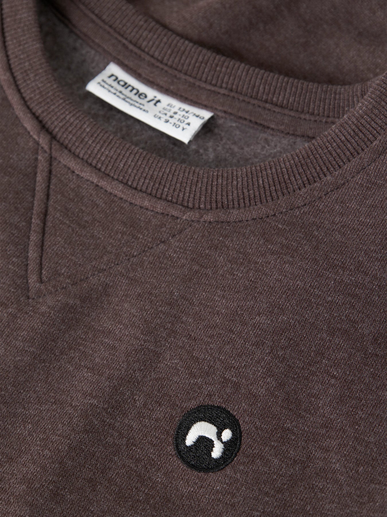 Brun långärmad sweatshirt tröja med rund o-neck till pojke. Barnkläder sweat tröja till ungdom kille.
NKMVIMO LS SWEAT BRU NOOS
13220321