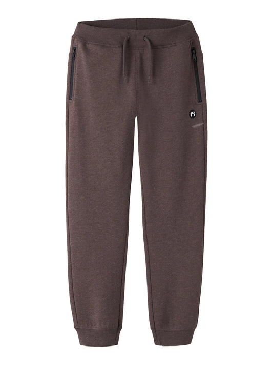 Bruna mys byxa i sweat. Joggers, joggingbyxa till pojke. Byxor jogging till kille.
NKMVIMO SWE PANT BRU NOOS
13220322