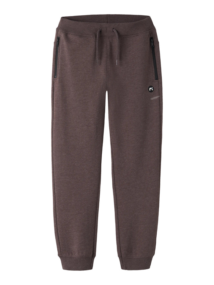 Bruna mys byxa i sweat. Joggers, joggingbyxa till pojke. Byxor jogging till kille.
NKMVIMO SWE PANT BRU NOOS
13220322
