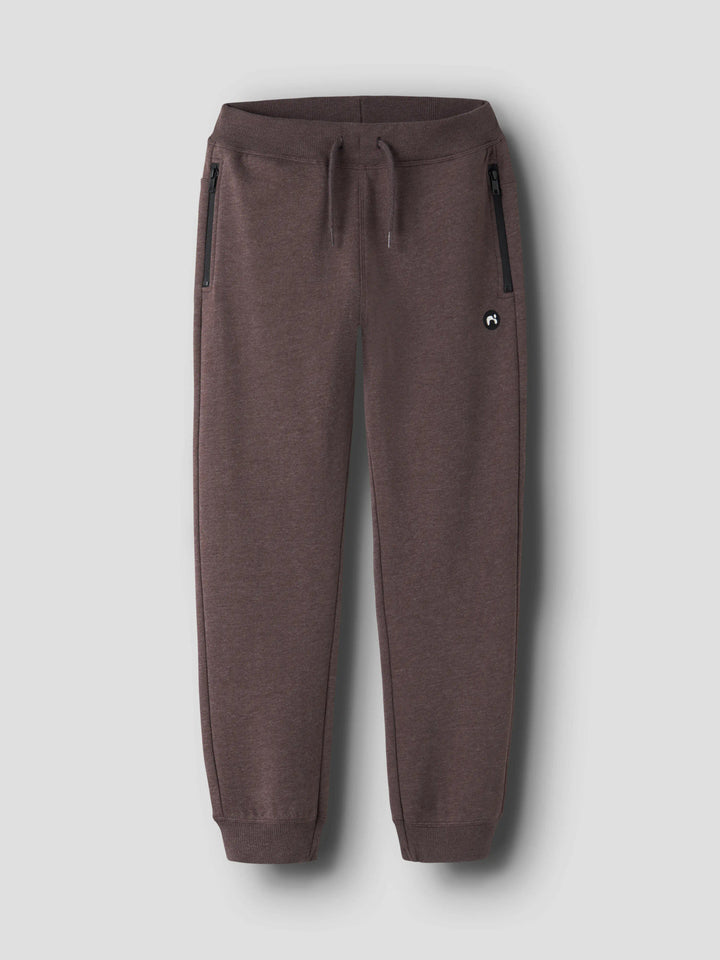 Bruna mys byxa i sweat. Joggers, joggingbyxa till pojke. Byxor jogging till kille.
NKMVIMO SWE PANT BRU NOOS
13220322