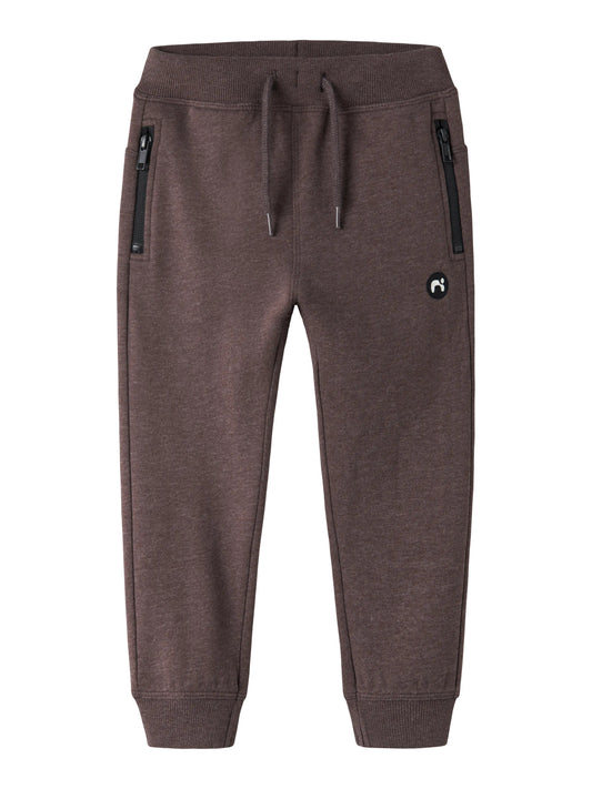 Bruna mys byxa till pojke. Joggers till liten kille från Name it.
NMMVIMO SWE PANT BRU NOOS
13220380