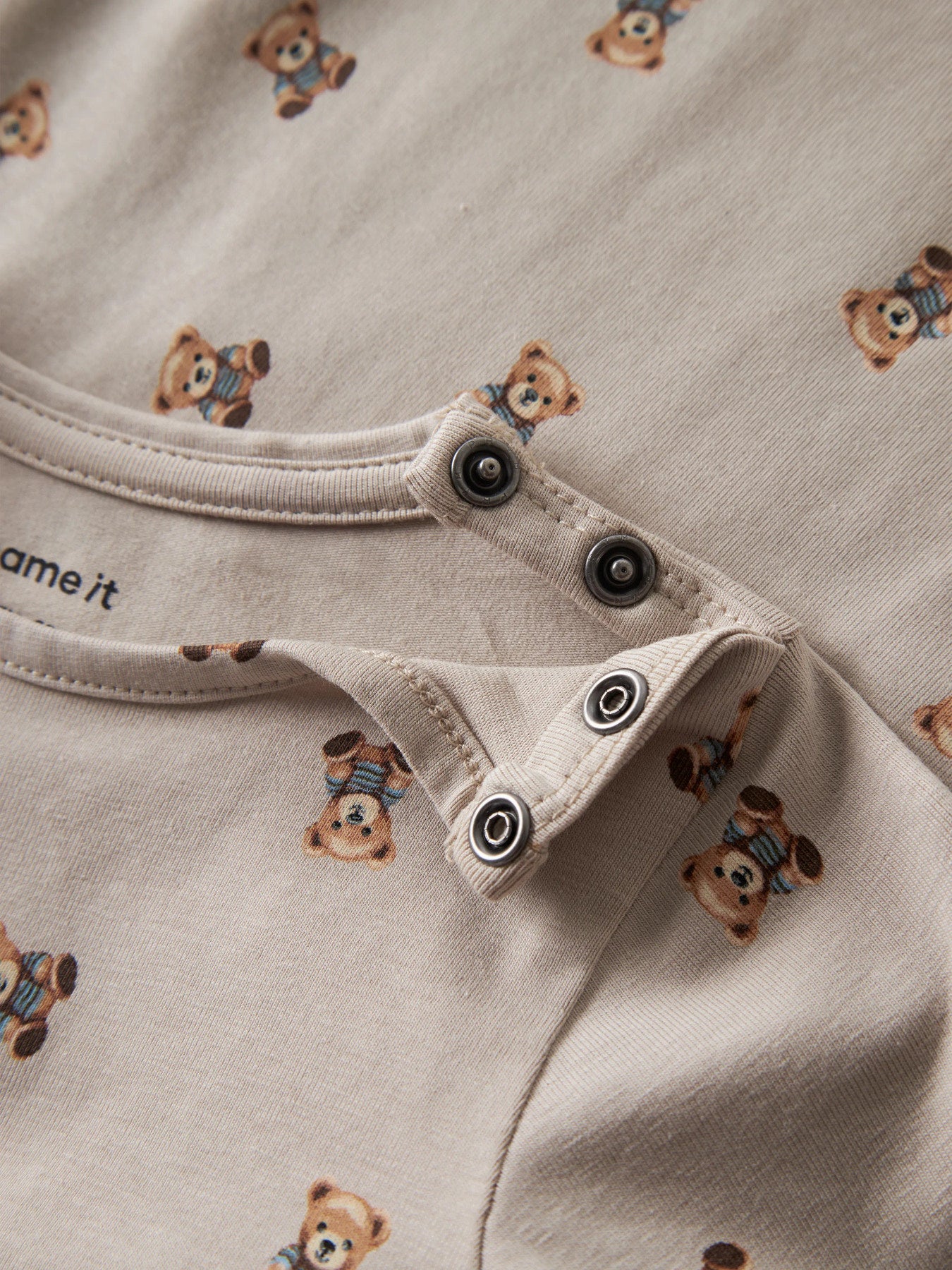Chateau Gray: Name It Feyan långärmad babybody Chateau Gray med nallemotiv unisex – 13223001
