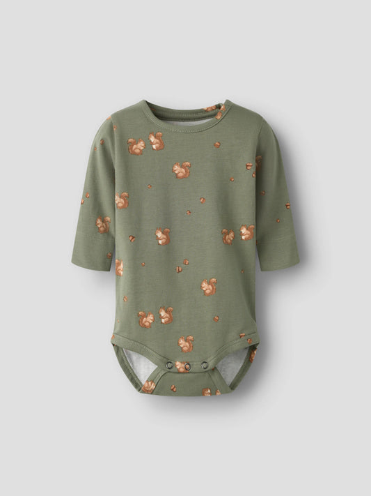 Name It Feyan långärmad babybody Mulled Basil grön med ekorrmotiv unisex – 13223001