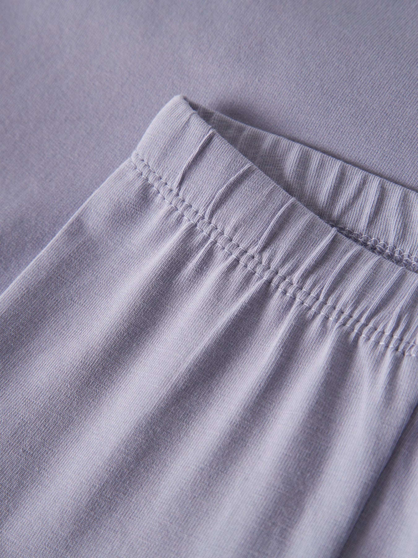 Name It Vuvivian lila  babyleggings i ekologisk bomull med elastisk midja.