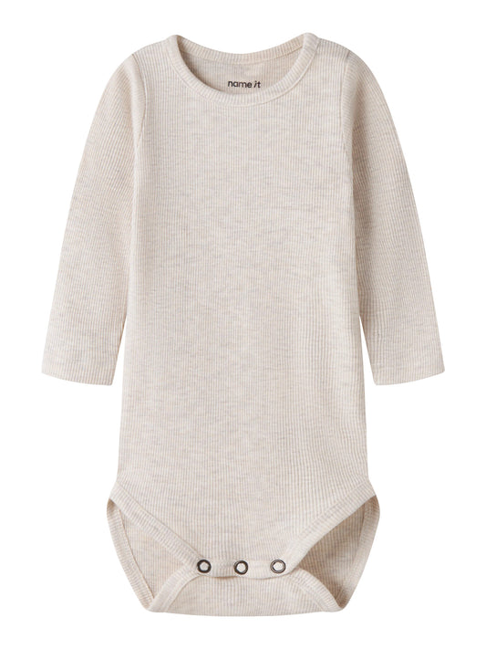 Ljus beige natur vit baby body till nyfödd pojke och flicka. Långärmad ribbad bebis body i ekologisk bomull från Name it.
NBNKAB LS BODY NOOS
13226313
